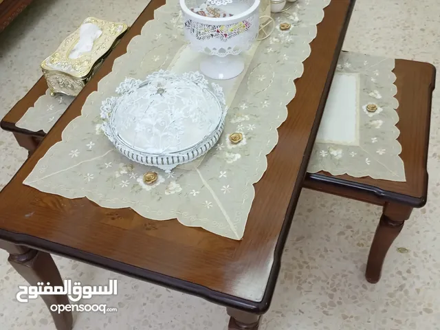 طاولة حجم وسط مع 3 صغير بحاله ممتازه