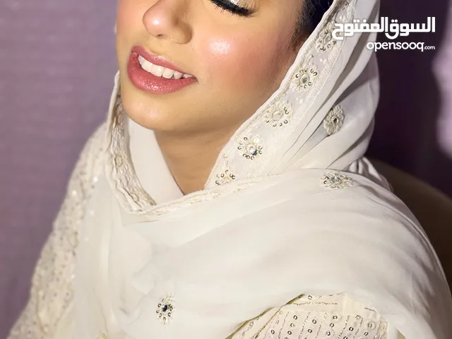 Mahi Makeup Bahrain lets you get your makeover done at your comfort place