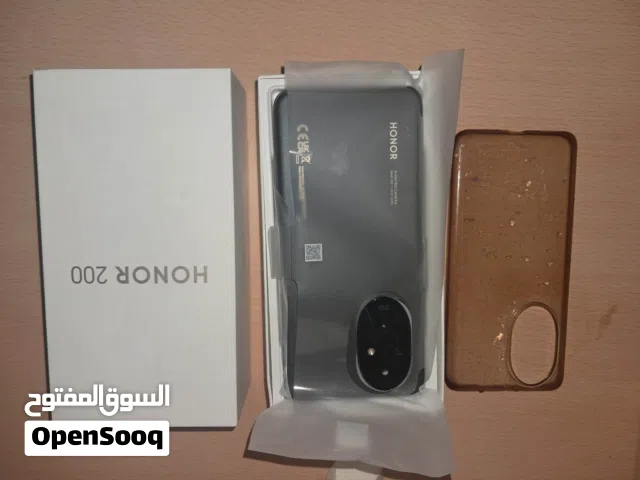 جهاز هونر 200 الغني عن التعريف، يجمع بين التصميم الأنيق والأداء الجبار. الهاتف يتميز بكاميرات احتراف