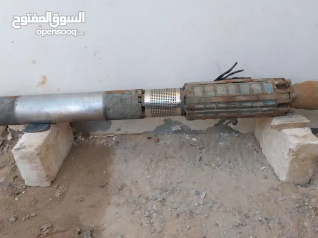 مضخة مياه كهربائية تشتغل على 380 فولت .  قوتها من 7-10 حصان كانت تشتغل في بئر عمق 120 متر .