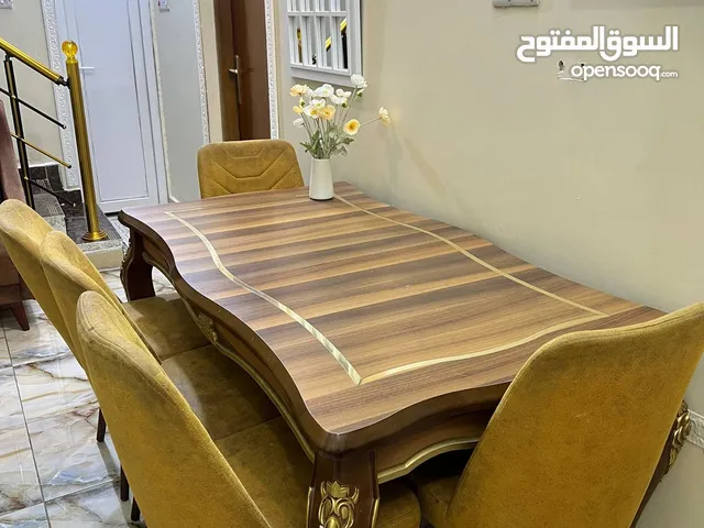 ميز طعام للبيع جميل جدا نظيف مع 5كراسي ........... ..... . . . . . . . . . . . . . للتواصل .......