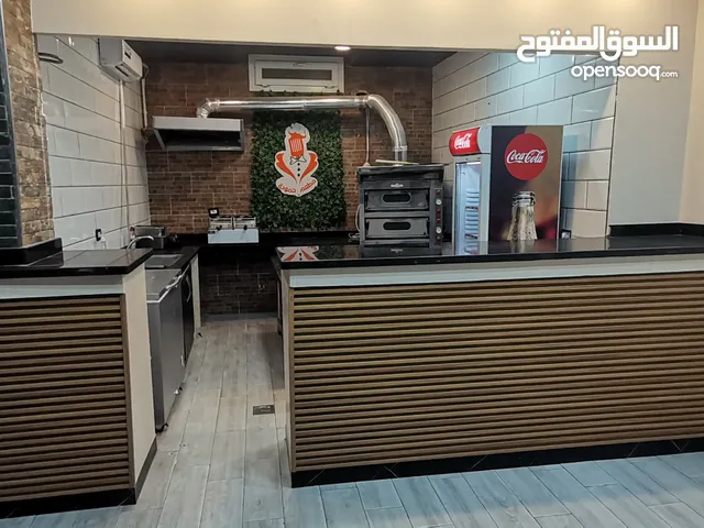 مطعم للإيجار بالمعدات في سوق الجمعة قرب الشيل المسكر على الطريق الرئيسي