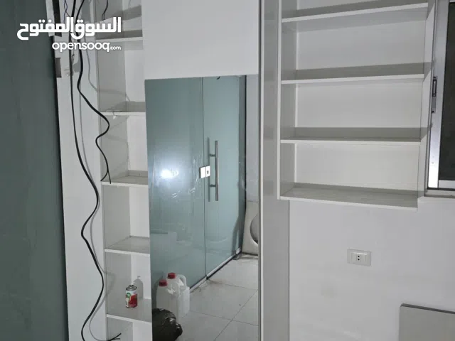 وحدتين رفوف مع خزانه بالنص ومراي بتيجي 3 قطع للبيع ب50 فصلتها ب200