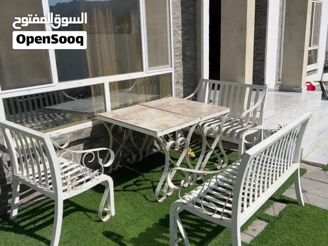 جلسة جميلة تتسع ل 9 اشخاص مع طاولتين