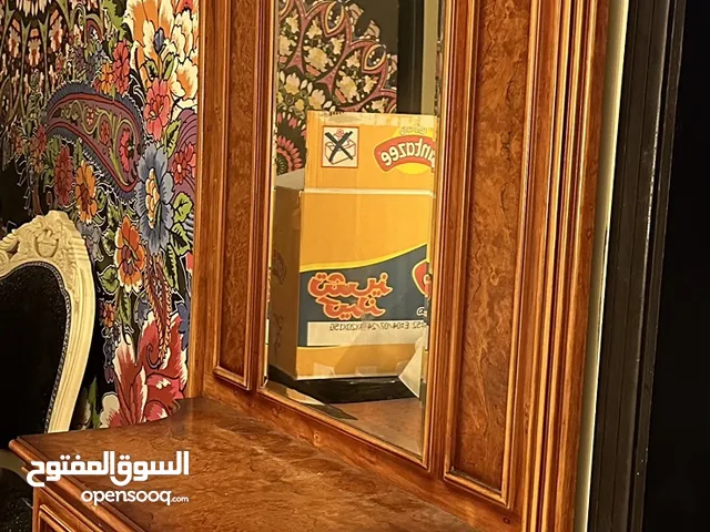 مدخل خشبي مع دولاب