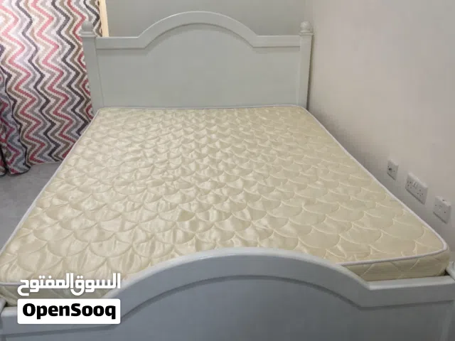 سرير 150 سم شبه جديد  2 كراسي  1 طاوله  1 كنبه عدد 2ىشخص