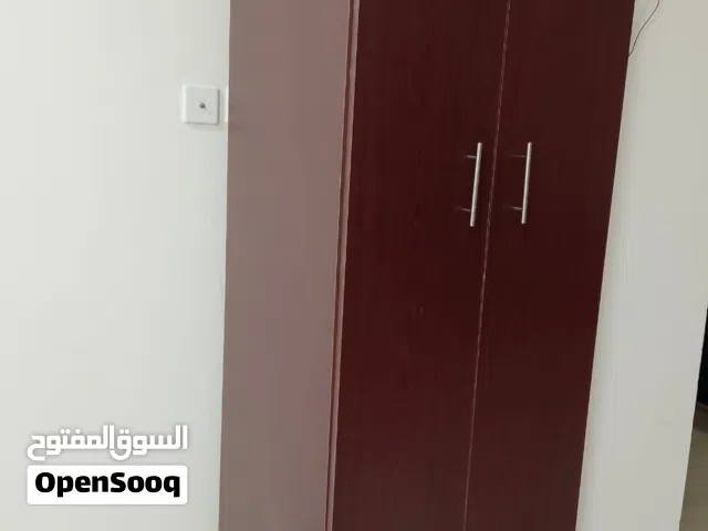 خزانة ملابس شبه جديدة