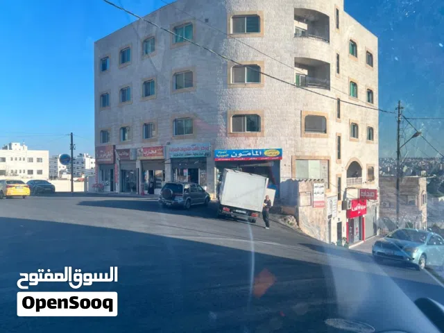 مجمع تجاري في طبربور يقع على 3شوارع مساحه البناء 2000 متر موقع حيوي ومؤجر بدخل سنوي جيد للبيع