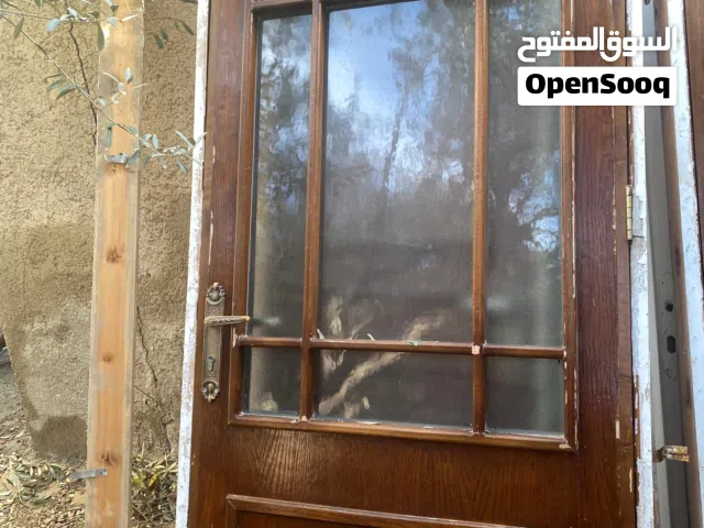 ابواب مستعمله عدد 8 بابين منهم قزاز زي قشرة بلوط  وباب حمام قشره بلوط بدون قزاز وخمس ابواب لون ابيض