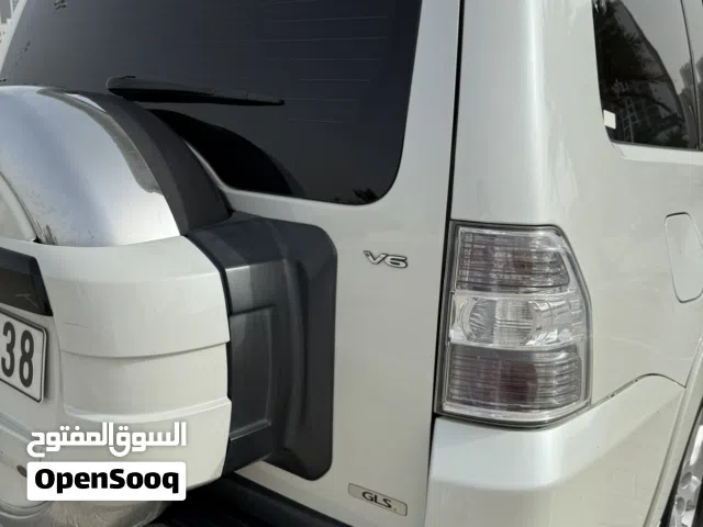 2014 ميتسوبيشي باجيرو GLS Top