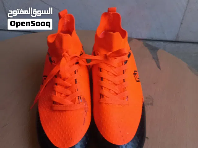 حذاء كرة قدم حالة ممتازة مقاس 38