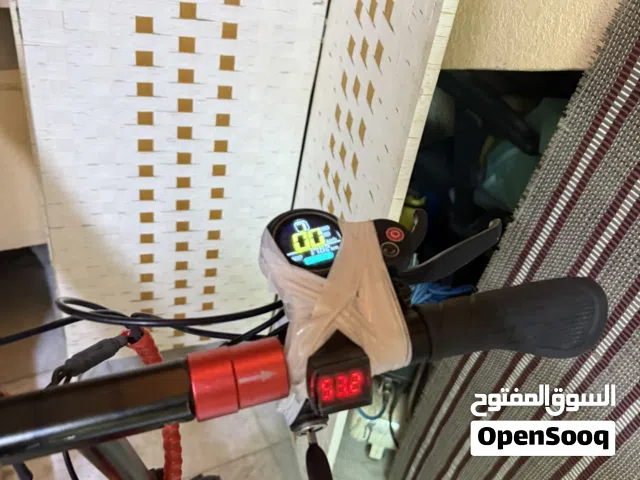 سكوتر الوحش شغال ما يباله شي