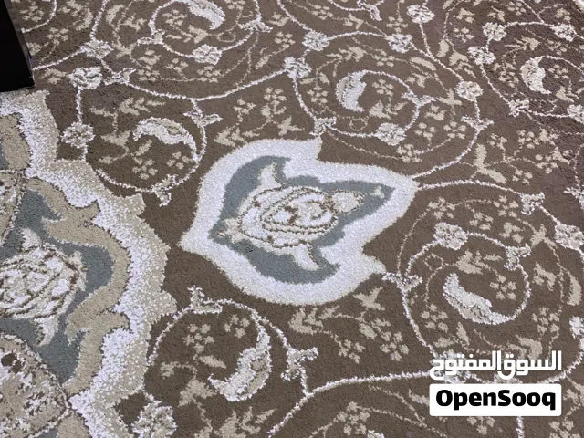 موجود سجاد لون بني مزخرف نظيفه جيده جدا