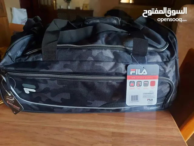 شنتة ماركة FILA اصلية جديدة صناعة كمبوديا للسفر او الجيم مع جيبة خارجية لون جيشي