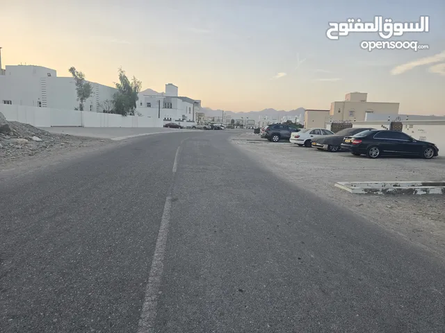 انا المالك و الملك الله ارض ف العامرات النهضة كل الخدمات موجوده