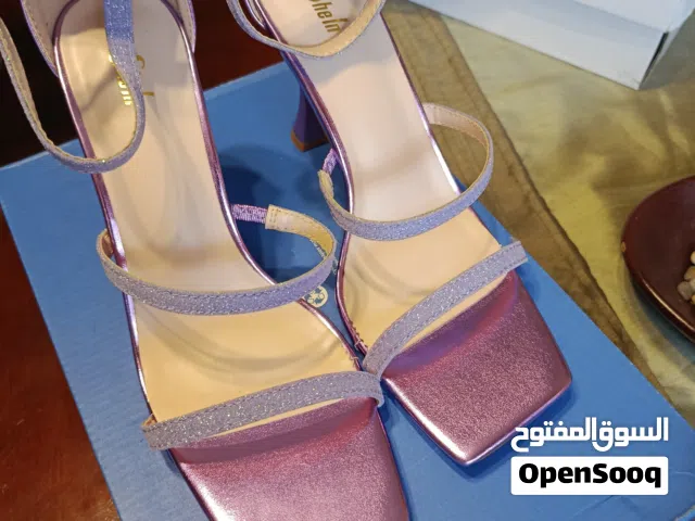 مجموعة كنادر و صنادل كعب من شي ان جداد مش مستعملين بسعر ارخص من الموقع