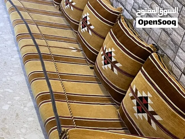 جلسة عربية عددهن 2 كل جلسة تتكون من 4 مخدات امورهن طيبة