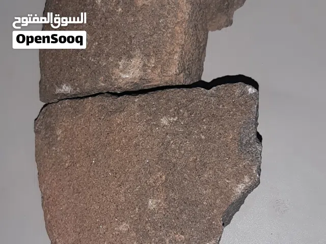 حجر مطلوب لناس الي تعرف قيمته وساعة سوسرية مطلية بذهب متخدمش