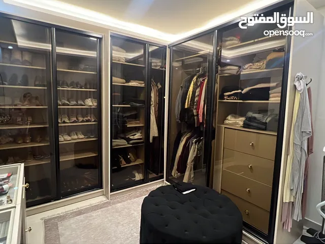 خزانة ملابس نظام دريسنج روم مع تواليت وبفة وسطية للبيع