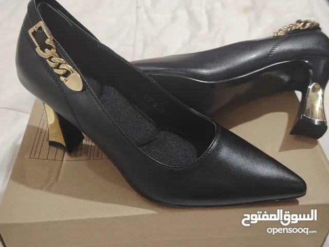 حذاء نسائي هيلز للبيع خامة جلد ممتازه مريحة جدا في اللبس مقاس 38 الفروانيه