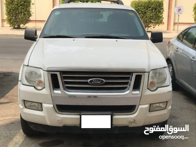 Ford explorer 2010, white color