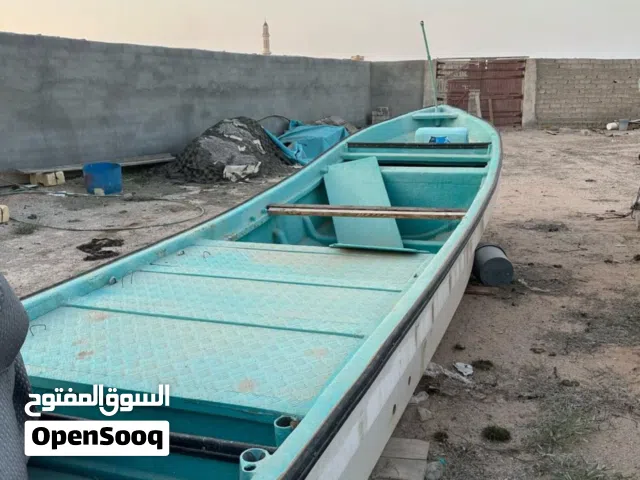 للبيع قارب 23فيروز 2012مع مكينة 85ياماها 2018 المكينه