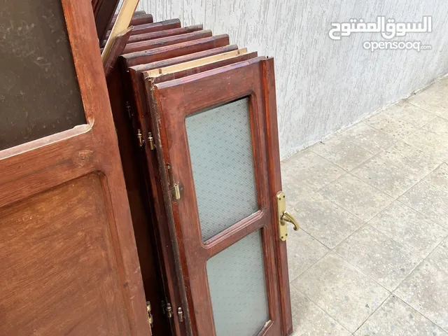 ثلاث أبواب خشب مع أقفاص، وبابين بلكونة ويوجد نوافذ مع الأقفاص عدد 3 ، وصناديق سرانتي عدد 3.