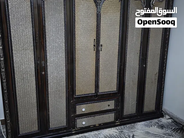 غرفه نوم مستخدم نضيف للبيع سرير عائلي نفرين دولاب ثلاث فتحات تسريحه طاولتين