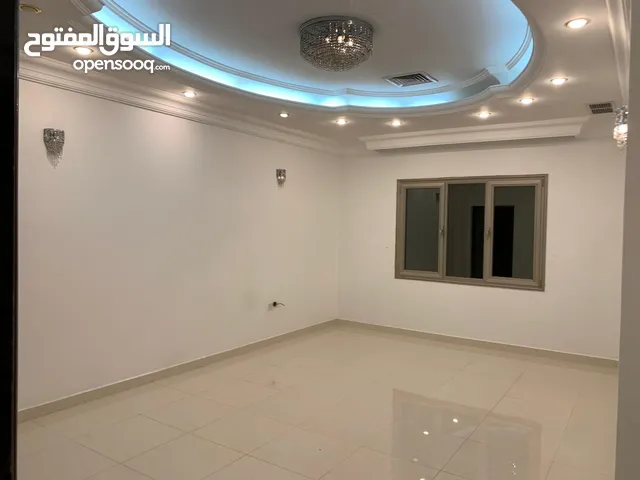 للايجار شقة في عبدالله المبارك للمعاريس او لطفلبن  للكويتيين