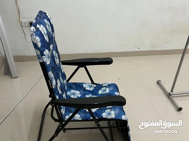 طاولة طعام صغيرة مع سرير حديد