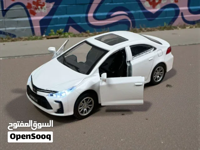 سيارة تويوتا كورولا مجسمة معدنية مع أضائه وصوت