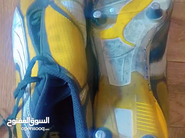 حذاء كرة قدم غير مناسب لكرة الصالات او الخماسي