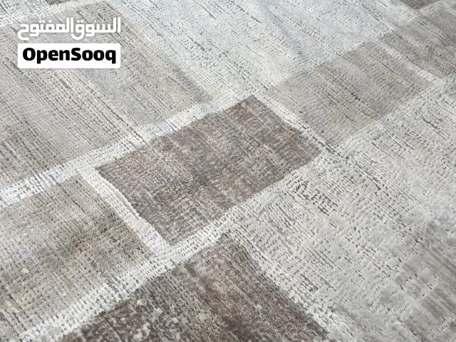 سجادة مستعملة لون رمادي