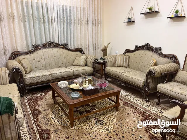 طقم كنب تسع مقاعد بحالة الوكالة