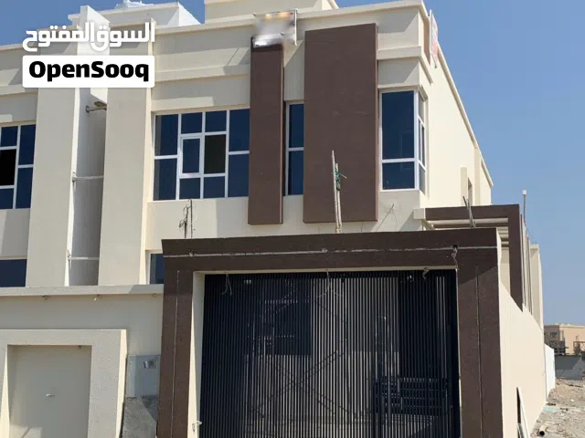 توين ڤيلا في موقع ممتاز بالخوض السابعة بالقرب من جميع الخدمات والمنتزة من المالك مباشرة