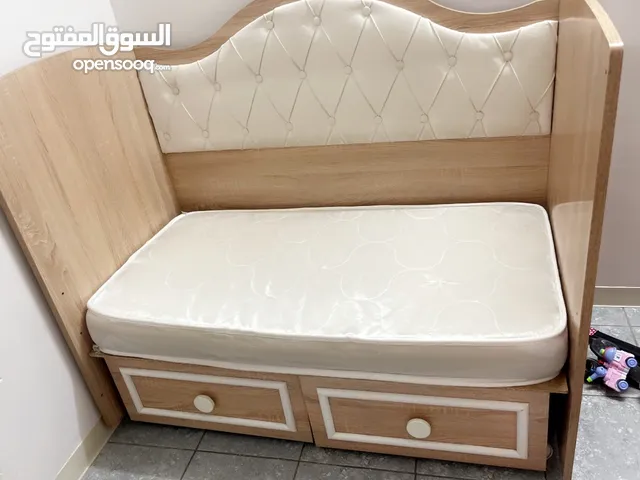 سرير طفل لون ارف وايت وخشبي فاتح