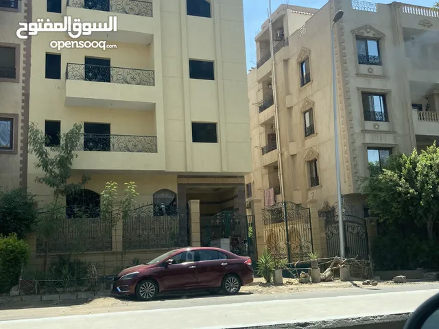 عمارة بالتجمع الاول بالقرب من طريق السويس بحري الشارع الرئيسي امام كمبوند حسن علام من المالك مباشر