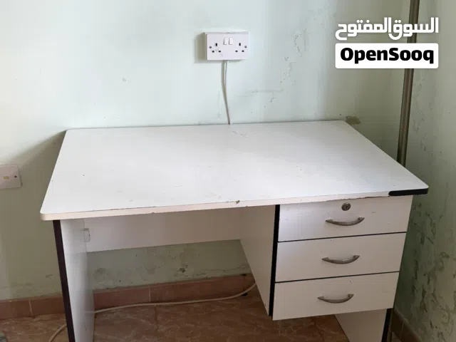 طاولة مستعملة