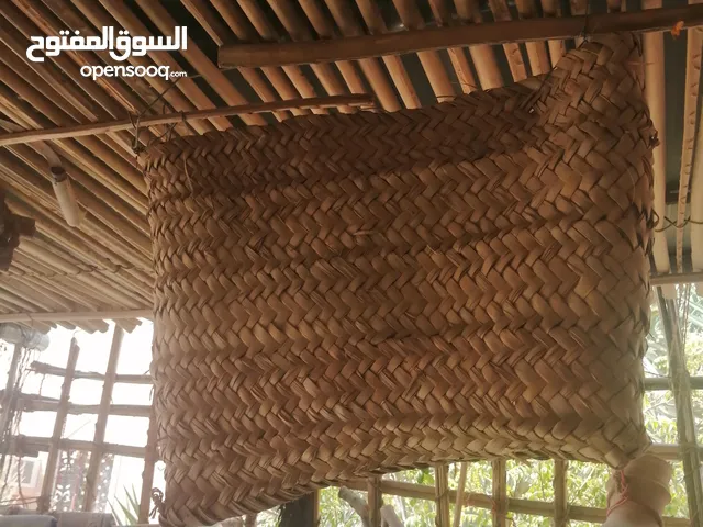 تراثيات نوادر دلال قديمة وشداد وجحال وجره ورحى وسعون وابواب ونوافذ وعصي عتم وشجر اخرى وسعفيات وراديو