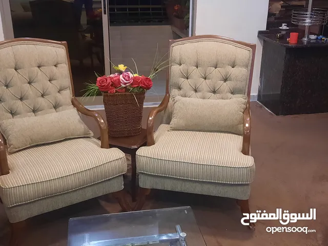 كنب مستعمل مع طربيزات وسجادة تركي وكرسيين مدخل للبيع