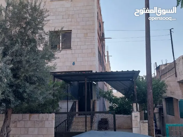 عمارة مؤجرة للبيع في الجبل الأخضر، دخلها جيد في شارع الرشراش بالقرب من مسجد إبراهيم الخليلي