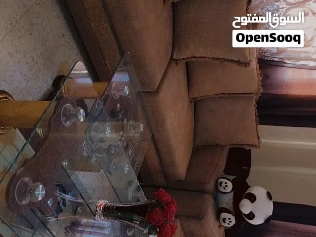 طقم كنب تفصيل وطاولات سيكوريت بحالة جيده