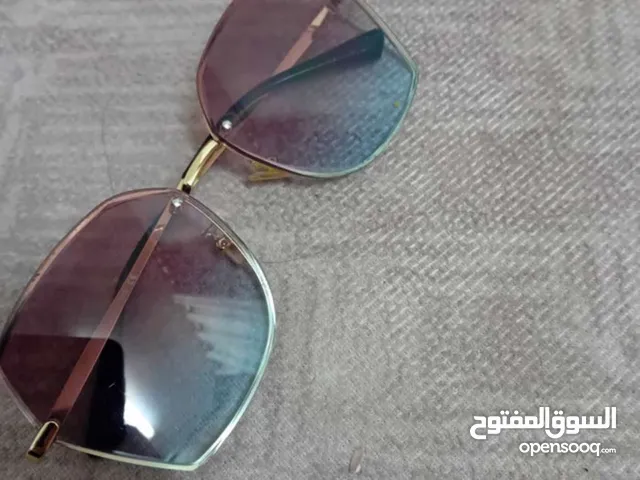 نضاره ديور نسائيه مستخدمه خدش باليد صناعه إيطاليه بسعر 30 دينار قابله للمراعاة