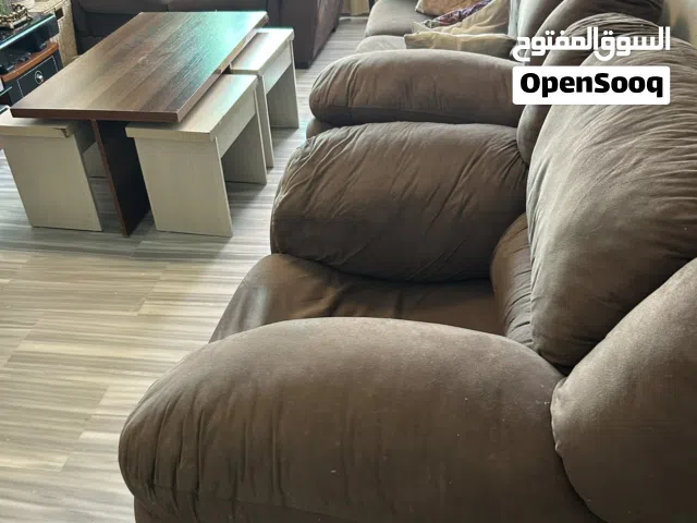 طقم كنب 7 مقاعد مع طاولة وسط و 4 طربيزات