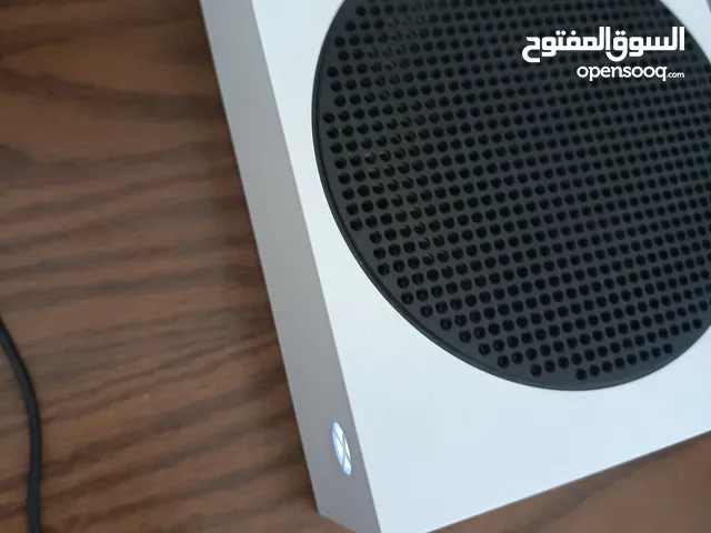 جهاز xbox series s الجهاز توب نضافه ما شاء الله الجهاز جيد جدا مع لعبه fc 25 وا حساب في هاي العبها