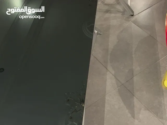 طاولة وسطية للبيع بحالة ممتازة لون سكني واسود
