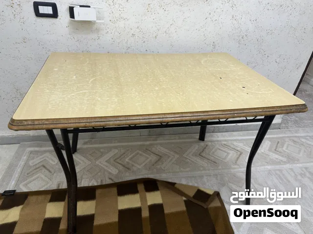 طاوله للبيع مع كراسي جداد بسعر مغري