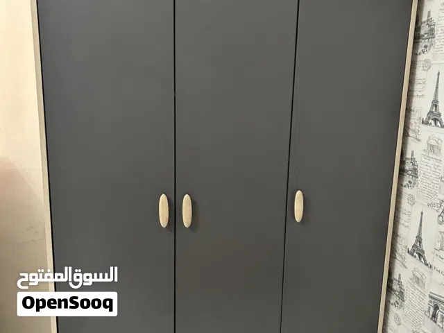 دولاب ملابس شبه جديد للبيع – نظيف جداً