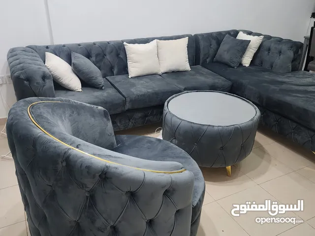 للبيع في عجمان طقم كنب ب 1100 جديد غير مستخدم