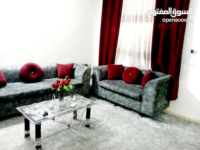 كنب تفصيل 7مقاعد استعمال بسيط بحالة الوكالة مع البرداية والسجادة والطاولات ب250